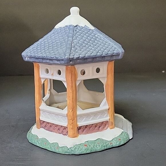 ST. NICHOLAS SQUARE TOWN SQUARE CHRISTMAS VILLAGE GAZEBO - Picture 5 of 7